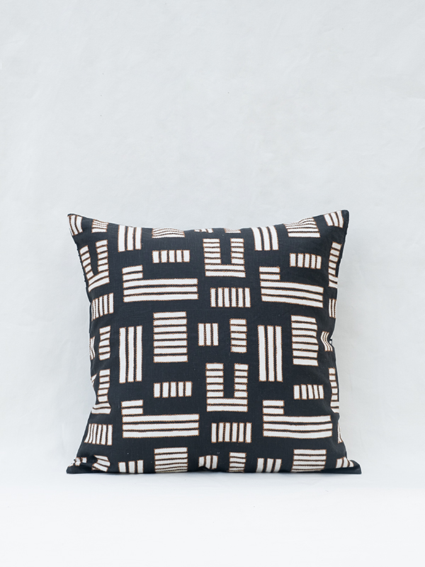 nomad-india-textiles-cushion-anvaya-black-1