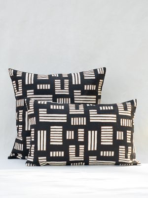 nomad-india-textiles-cushion-anvaya-black-1