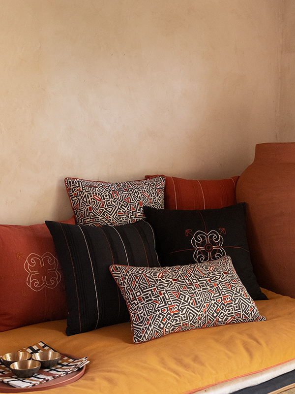 nomad-india-textile-cushion-sahaj-black-terracotta